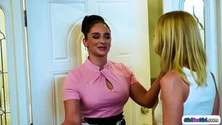 Mici țâțe blonde con artist pretinde a fi o mare țâțe milfs fugar fiica vitregă și se găsește obtinerea pasarica ei păros lins de mama ei vitregă