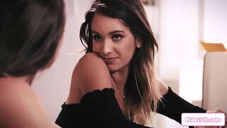 Busty ເດັ່ນນາຍຈ້າງຕ້ອງການທີ່ຈະເບິ່ງຂອງນາງໃກ້ຊິດຄີພະນັກງານອອກຈາກເລ່ຖ້າຫາກວ່ານາງຕ້ອງການທີ່ຈະຮັກສາດວຽກຂອງນາງ.ນາງໄດ້ກໍານົດຂອງນາງກ່ຽວກັບຂອງນາງຄຸເຂົ່າທີ່ຈະເລຍນາງກັນ