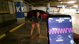 возбужденная кыз теребит манжалар менен өз киску карата парковке соода борборунун