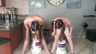 2 yalang&#039;och kichik titted pigtailed sluts ikkala dildo squat fuck qiyinchilik birga amaldagi / dildo ride