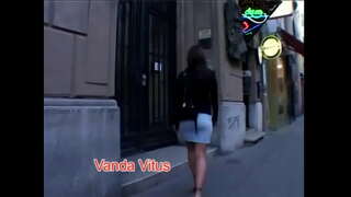 Esmer babe Sara Блу təbii сиськами ehtiyatla üzv bütün yaradır