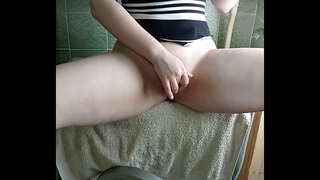 Batang babaye uban sa usa ka dako nga asno gets sa usa ka orgasm sa washing machine ug usa ka Vibrator