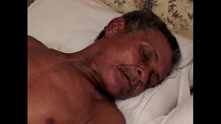 Starý muž sa dostať nejaké tuku mačička