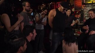 Euro brunetter slave i nogle bar lavet til at slikke og sutte pik Euro brunetter slave i nogle bar lavet til at slikke og sutte pik