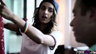 Si Chad sa paglakaw ngadto sa mga familys balay nga anaa sa kamot sa Pagpaminaw kaniya sa pagsulod