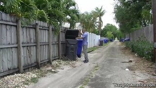 Alyssa Lynn jebanje s prijateljem svog sina na otvorenom