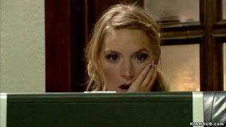 Blonde tin-edyer nga Mona Wales makita porn mga salida sa iyang stepmom Simone Sonay sa internet ug unya gibunalan ug gangbang giiyot sa iyang mga ulipon diha sa higdaanan